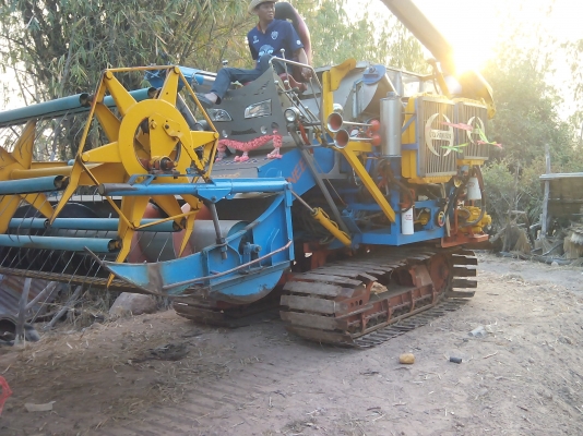 ขายรถเกี่ยวข้าว ปานเจริญ อุ้ม 2.5 ตัน   เครื่อง อิซูซุ230 เทอร์โบตัวเดิน 10 ปั้มไดกิ้น 22ราคาต่อลองได้ครับ