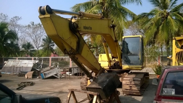 ขายแบคโฮ KOMATSU PC200-6 สภาพใช้งานได้ดี เอกสารเล่มทะเบียน จัดไฟแนนซ์ได้ครับ