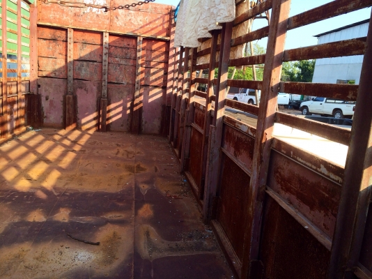 ขายด่วน  กระบะรถสิบล้อ  แผงข้างเหล็กแข็งแรง  สภาพดี