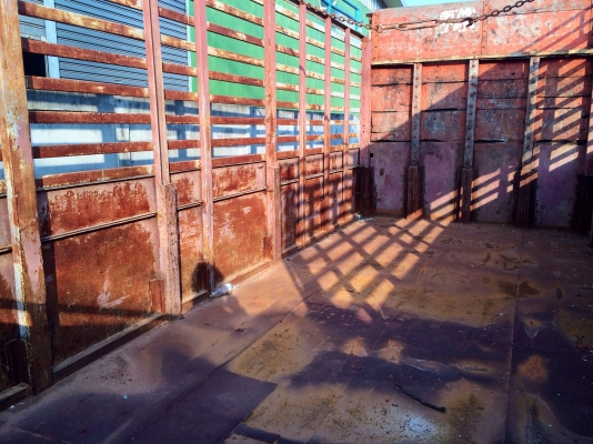 ขายด่วน  กระบะรถสิบล้อ  แผงข้างเหล็กแข็งแรง  สภาพดี