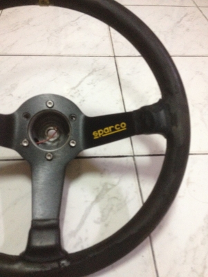 ขายพวงมาลัยsparco ก้านยกสีดำ made in italy ขนาด13.5นิ้ว พร้อมคอ ก้านสวยวงไม่มีหนังหุ้มแต่ก็ใช้งานได้ตามรูป ราคา2000บาท โทร0924462525โส