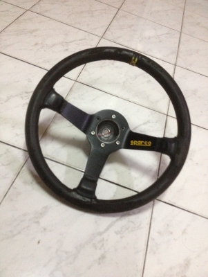 ขายพวงมาลัยsparco ก้านยกสีดำ made in italy ขนาด13.5นิ้ว พร้อมคอ ก้านสวยวงไม่มีหนังหุ้มแต่ก็ใช้งานได้ตามรูป ราคา2000บาท โทร0924462525โส