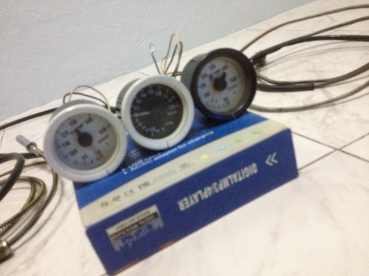 ขายเกจ3ตัว omoni หน้าขาว-ดำ 1oil temp 2วัดบูส 3oil temp สภาพดียกเว้นตตัวที3ไม่มีไฟ ราคา1500บาท โทร0924462525โส