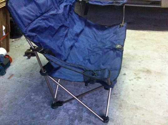 เก้าอี้สนามพกพาแบบสองที่นั่ง นั้งได้สบายๆสองคนแข็งแรงมาก มีที่วางแก้วน้ำให้สองด้านพับเก็บง่าย