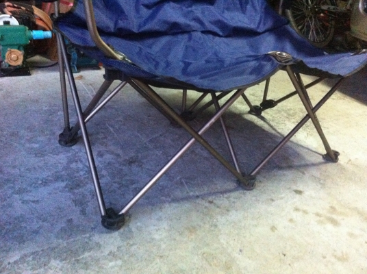 เก้าอี้สนามพกพาแบบสองที่นั่ง นั้งได้สบายๆสองคนแข็งแรงมาก มีที่วางแก้วน้ำให้สองด้านพับเก็บง่าย