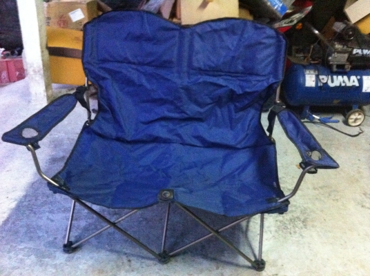 เก้าอี้สนามพกพาแบบสองที่นั่ง นั้งได้สบายๆสองคนแข็งแรงมาก มีที่วางแก้วน้ำให้สองด้านพับเก็บง่าย