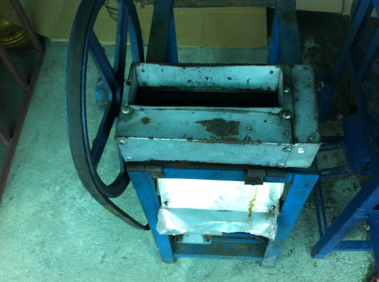 เครื่องหั่นเนื้อ และหนัง ทำงานด้วยมอเตอร์ ใบมีดหลายสิบใบ หั่นเนื้อ และหนังใ ห้มีขนาดเล็กๆเท่ากันทุกช่อง งานเสร็จเร็ว สม่ำเสมอ