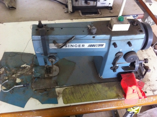 จักรเย็บผ้าอุตสาหกรรมและจักรโพ้ง จักรดึงยางยืด  ทั้งหมดมี 10 หลัง