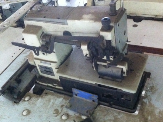 จักรเย็บผ้าอุตสาหกรรมและจักรโพ้ง จักรดึงยางยืด  ทั้งหมดมี 10 หลัง