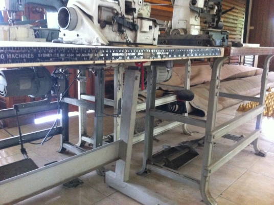 จักรเย็บผ้าอุตสาหกรรมและจักรโพ้ง จักรดึงยางยืด  ทั้งหมดมี 10 หลัง