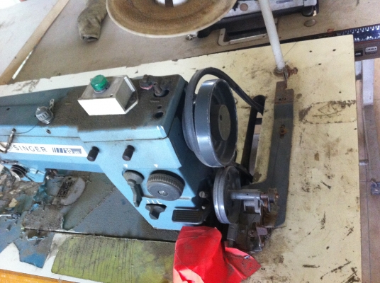 จักรเย็บผ้าอุตสาหกรรมและจักรโพ้ง จักรดึงยางยืด  ทั้งหมดมี 10 หลัง