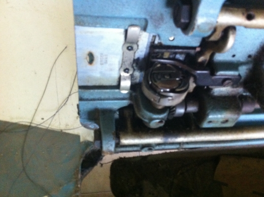 จักรเย็บผ้าอุตสาหกรรมและจักรโพ้ง จักรดึงยางยืด  ทั้งหมดมี 10 หลัง