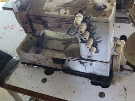 จักรเย็บผ้าอุตสาหกรรมและจักรโพ้ง จักรดึงยางยืด  ทั้งหมดมี 10 หลัง