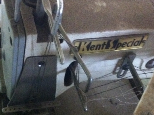 จักรเย็บผ้าอุตสาหกรรมและจักรโพ้ง จักรดึงยางยืด  ทั้งหมดมี 10 หลัง