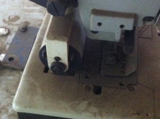 จักรเย็บผ้าอุตสาหกรรมและจักรโพ้ง จักรดึงยางยืด  ทั้งหมดมี 10 หลัง