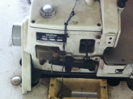 จักรเย็บผ้าอุตสาหกรรมและจักรโพ้ง จักรดึงยางยืด  ทั้งหมดมี 10 หลัง