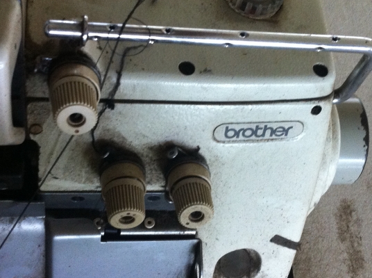 จักรเย็บผ้าอุตสาหกรรมและจักรโพ้ง จักรดึงยางยืด  ทั้งหมดมี 10 หลัง