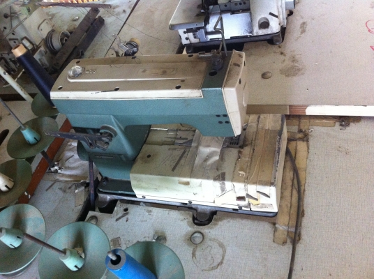 จักรเย็บผ้าอุตสาหกรรมและจักรโพ้ง จักรดึงยางยืด  ทั้งหมดมี 10 หลัง