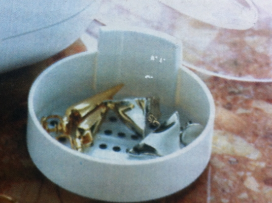 เครื่องล้างเครื่องประดับต่างๆ โดยการสั่นผ่านน้ำยาที่ล้างทำให้สะอาดทั่วถึง