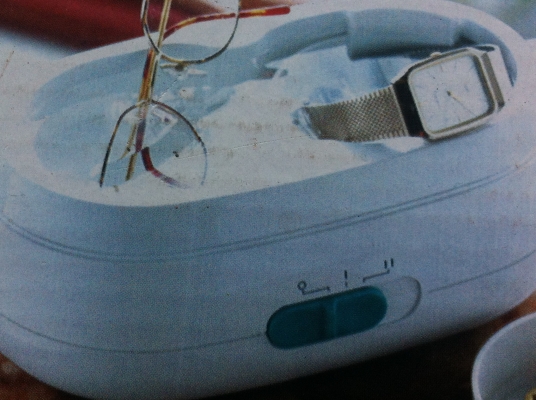 เครื่องล้างเครื่องประดับต่างๆ โดยการสั่นผ่านน้ำยาที่ล้างทำให้สะอาดทั่วถึง