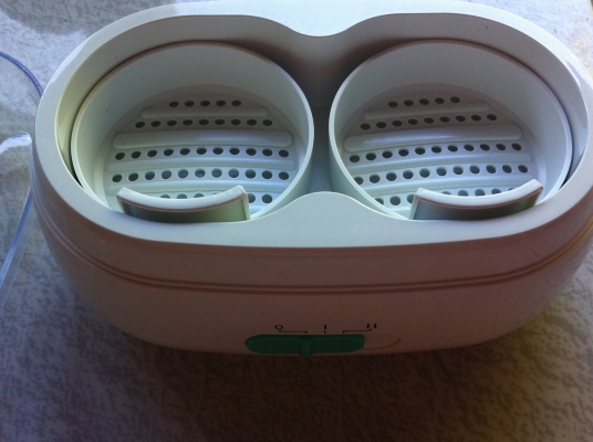 เครื่องล้างเครื่องประดับต่างๆ โดยการสั่นผ่านน้ำยาที่ล้างทำให้สะอาดทั่วถึง