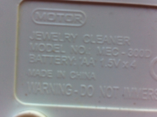 เครื่องล้างเครื่องประดับต่างๆ โดยการสั่นผ่านน้ำยาที่ล้างทำให้สะอาดทั่วถึง