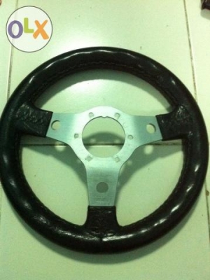 พวงมาลัย 12 นิ้ว หนังแท้ๆ ยี่ห้อ Luisi อิตาลีแท้ ปี 1986 สภาพสวยครับ หนังไม่ขาด