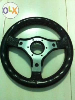 พวงมาลัย 12 นิ้ว หนังแท้ๆ ยี่ห้อ Luisi อิตาลีแท้ ปี 1986 สภาพสวยครับ หนังไม่ขาด