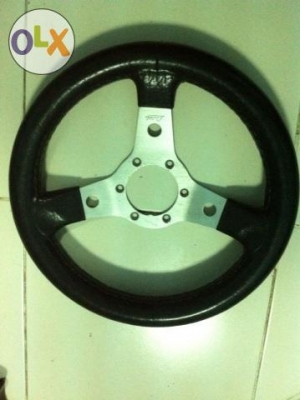 พวงมาลัย 12 นิ้ว หนังแท้ๆ ยี่ห้อ Luisi อิตาลีแท้ ปี 1986 สภาพสวยครับ หนังไม่ขาด