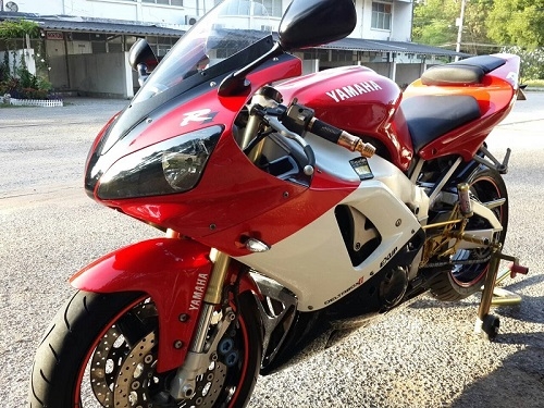 YAMAHA R1 ปี 01 ทะเบียนแท้ แดงสด สาวสยิว ราคางาม