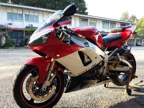 YAMAHA R1 ปี 01 ทะเบียนแท้ แดงสด สาวสยิว ราคางาม