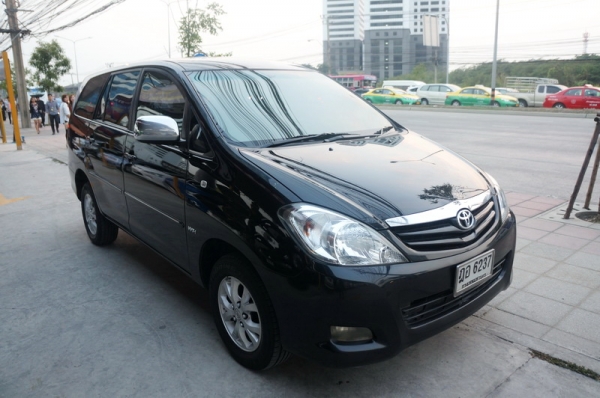 TOYOTA INNOVA ปี 2010 มือเดียวออกห้าง รถสวยจัด ไม่เคยทำสี เครื่องวิ่งดีมาก ช่วงล่างแน่น แอร์เย็น กระจกไฟฟ้า ARIBAG เบรค ABS ล้อ MAX ภายในสภาพสวย สีสวย รถพร้อมใช้งาน จัดไฟแนนได้ ฟรีดาวน์
