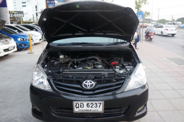 TOYOTA INNOVA ปี 2010 มือเดียวออกห้าง รถสวยจัด ไม่เคยทำสี เครื่องวิ่งดีมาก ช่วงล่างแน่น แอร์เย็น กระจกไฟฟ้า ARIBAG เบรค ABS ล้อ MAX ภายในสภาพสวย สีสวย รถพร้อมใช้งาน จัดไฟแนนได้ ฟรีดาวน์