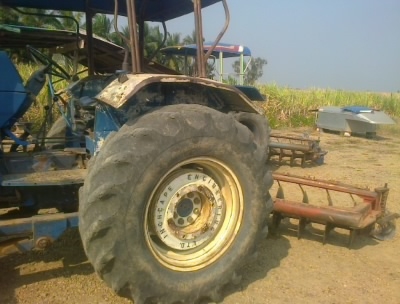 ขายรถไถFORDรุ่น6640  สองเพลาคานหน้าคาลาโล่มีทะเบียนพร้อมโอนสนใจ0810076640