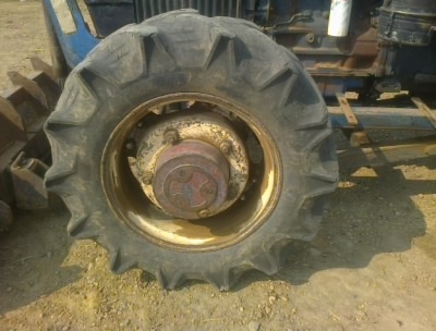 ขายรถไถFORDรุ่น6640  สองเพลาคานหน้าคาลาโล่มีทะเบียนพร้อมโอนสนใจ0810076640