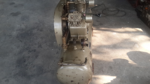 ปั้มลม TOSHIBA 2 แรง ถัง 80 ลิตร ปั้มลม TOSHIBA 2 แรง ถัง 80 ลิตร