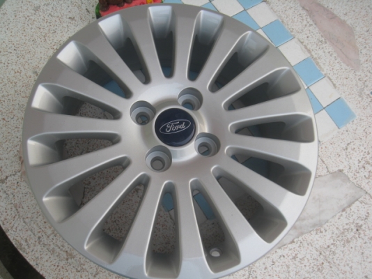 ขายล้อแม็ก ford fiesta 15"x6" et45 สนใจติดต่อเล็กคลองสามครับ 081-3747940