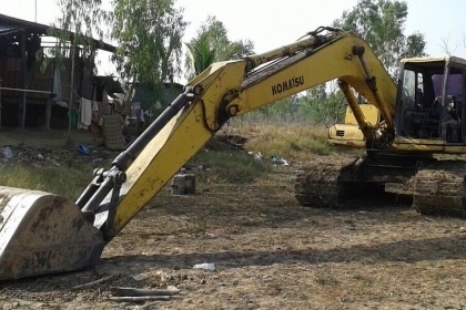 KOMATSU PC 200-6 เครื่องเดิมๆปั๊มเดิมทำงานได้ดีครับ ภายในเก๋งหน้าจอครบ ไฟฟ้าตัดกล่องยังอยู่ ภายนอกบอดี้สวยเดิมๆดีบูมอาร์มไม่มีปะไม่มีดาม ช่วงล่างเอวโซ่บูทสป๊อกเก็ทโดยรวมประมาณ 60\% ครับยังใช้งานได้ดี เอกสารเล่มทะเบียนครบ ราคาต่อรองได้ครับ