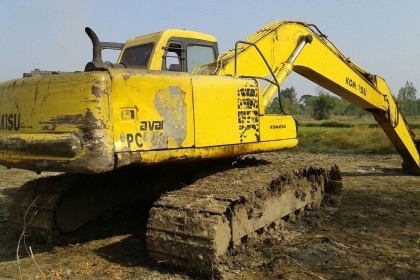 KOMATSU PC 200-6 เครื่องเดิมๆปั๊มเดิมทำงานได้ดีครับ ภายในเก๋งหน้าจอครบ ไฟฟ้าตัดกล่องยังอยู่ ภายนอกบอดี้สวยเดิมๆดีบูมอาร์มไม่มีปะไม่มีดาม ช่วงล่างเอวโซ่บูทสป๊อกเก็ทโดยรวมประมาณ 60\% ครับยังใช้งานได้ดี เอกสารเล่มทะเบียนครบ ราคาต่อรองได้ครับ