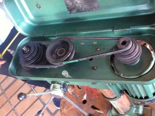 สว่านแท่นขนาด 1/2 แรงม้า สูง 1 เมตร ระบบสายพานสองช่วง หัวจับดอกได้ถึง 13 มม.