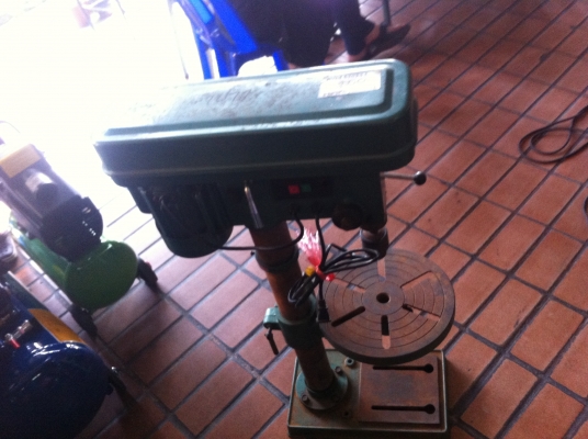 สว่านแท่นขนาด 1/2 แรงม้า สูง 1 เมตร ระบบสายพานสองช่วง หัวจับดอกได้ถึง 13 มม.