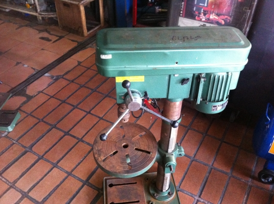 สว่านแท่นขนาด 1/2 แรงม้า สูง 1 เมตร ระบบสายพานสองช่วง หัวจับดอกได้ถึง 13 มม.