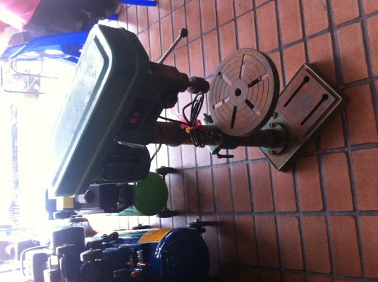 สว่านแท่นขนาด 1/2 แรงม้า สูง 1 เมตร ระบบสายพานสองช่วง หัวจับดอกได้ถึง 13 มม.