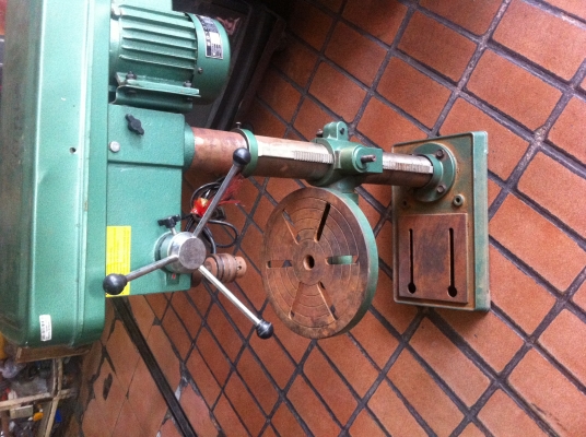 สว่านแท่นขนาด 1/2 แรงม้า สูง 1 เมตร ระบบสายพานสองช่วง หัวจับดอกได้ถึง 13 มม.