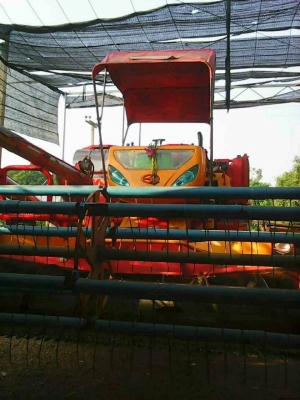 ขายรถเกี่ยวข้าวศักดิ์พัฒนาปี 56เครื่อง jo 8 cเทอโบสวยพร้อมใช้เช็คไว้แล้วราคา1380000