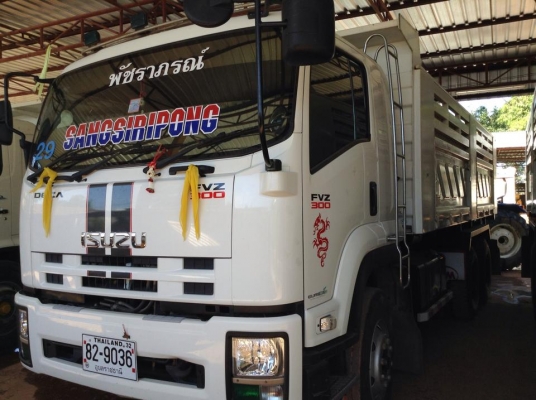 ISUZU FVZ 300 แรงม้า สภาพ 95\% รถปี56 ครับ รถวิ่ง 80000 โลเองครับ