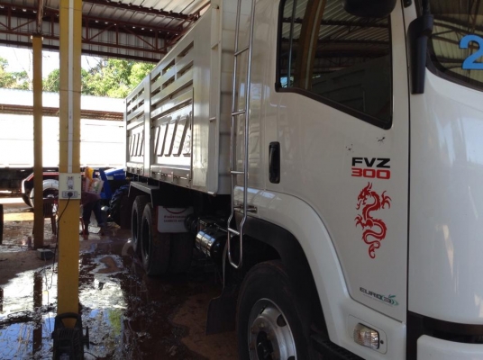 ISUZU FVZ 300 แรงม้า สภาพ 95\% รถปี56 ครับ รถวิ่ง 80000 โลเองครับ