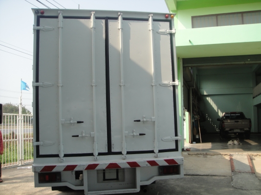 ISUZU NQR เครื่องยนต์ 4HK 175 แรง ตู้ 10 บาน ความยาว 5.50 เมตร ยางสภาพสวย พร้อมใช้งาน