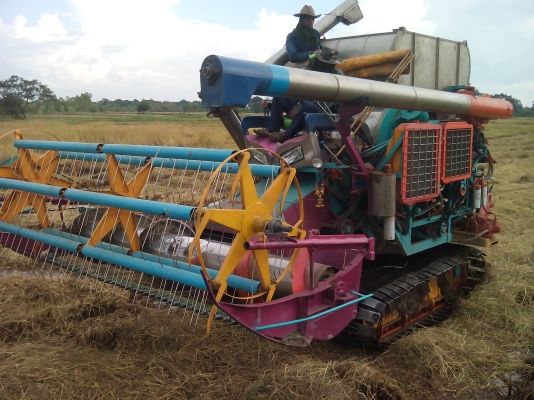 ขายรถเกี่ยวข้าว บางไทร อุ้ม 2.5 ตัน   เครื่อง 195+ เทอร์โบตัวเดิน 12 ปั้มไดกิ้น 22