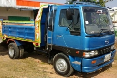 HINO FD 195 HP HO7D หกล้อดั๊มพ์ กระบะดั๊มพ์เหล็ก 5 ตันความยาว 3.60 เมตรสวยจัดรอบคัน เครื่องแน่นดี ภายในเก๋งคอนโซลสวยครบ แอร์เย็น พวงมาลัยเพาเวอร์ ระบบเบรคทริ๊ปฟี้ครบครัน ช่วงล่างคัชซีสวย ยาง 8.25 ขอบ 16 สภาพดี 75\% พร้อมบรรทุกพร้อมใช้งานได้เลย เอกสารทะเบีย